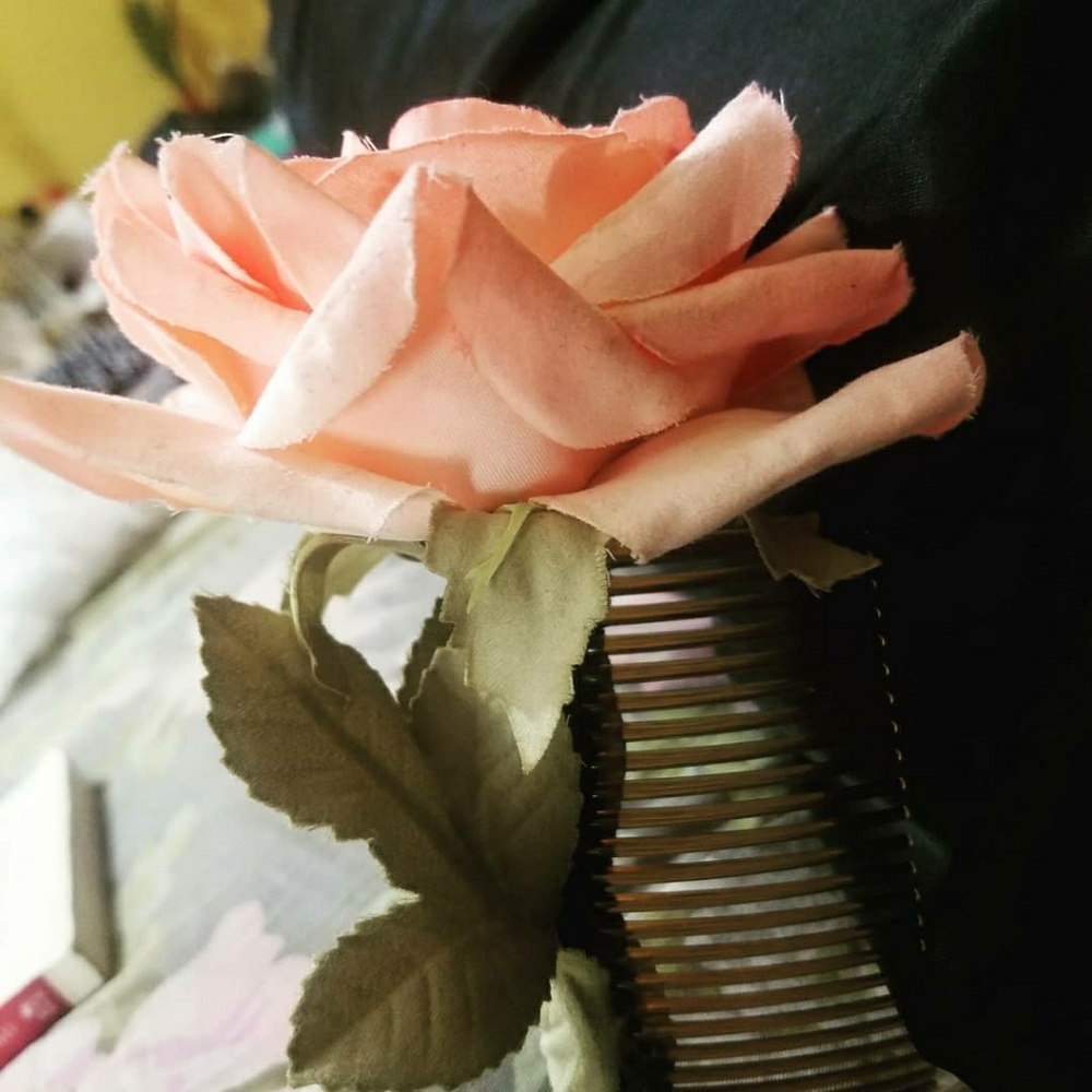 Elegant Light Peach Vintage Rose HairComb - Picture 2 of 6
